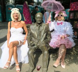 That's Alan Turing in the middle