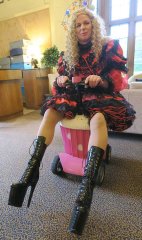 Jasmine on motorised cup-cake, Photo by Martine