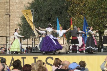 Folk dancing in the Plaza del Ayuntamieto, Valencia